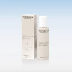 Box and bottle of INSTYTUTUM Advanced Retinol Toner on a reflective surface with a soft blue gradient background.