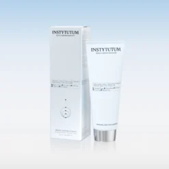 Box and tube of INSTYTUTUM Renewal Melting Cleanser on a light blue gradient background, product name visible on packaging.